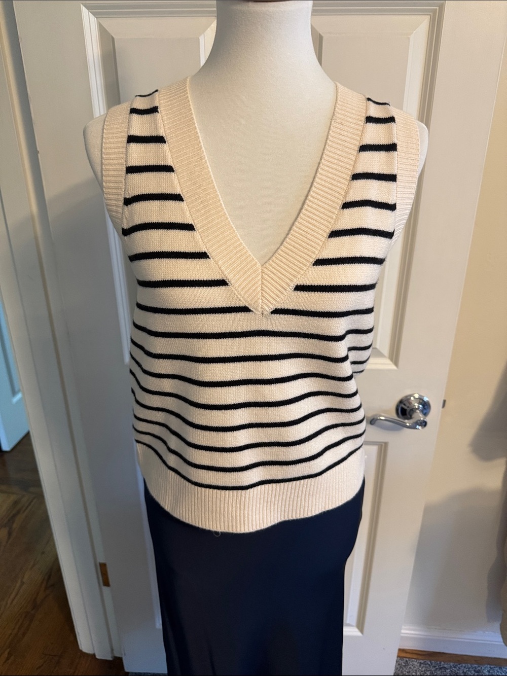 Evereve, NEVER Worn, Cream & Black Striped V-Neck Sleeveless Sweater